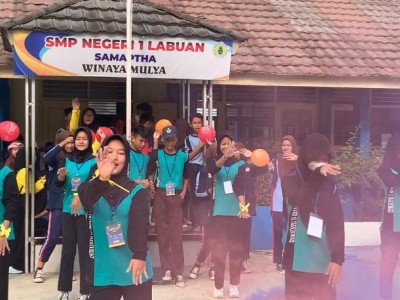 Penampilan dari Anggota Pengurus OSIS 