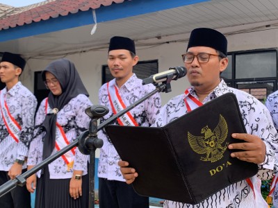 UPACARA BENDERA PERINGATAN HARI GURU 