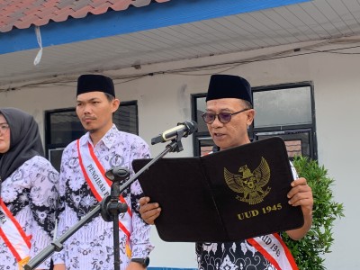 UPACARA BENDERA PERINGATAN HARI GURU 