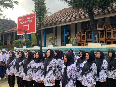 UPACARA BENDERA PERINGATAN HARI GURU 