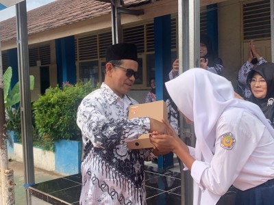 MEMPERINGATI HARI GURU 