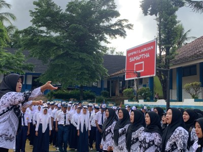 UPACARA BENDERA PERINGATAN HARI GURU 