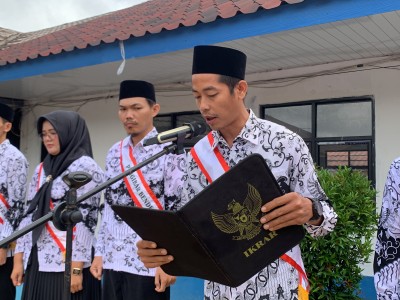 UPACARA BENDERA PERINGATAN HARI GURU 