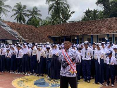 UPACARA BENDERA PERINGATAN HARI GURU 